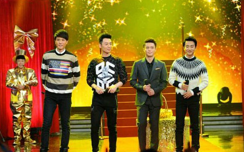 这张图据说是黄轩穿内增高出场,那么如果以霍建华的身高为标准的话