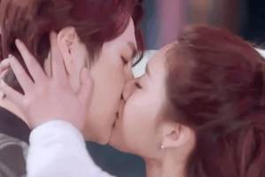 王一博为证明吻技好,跟姐姐们拍吻戏,镜头特写到唇部,太猛!