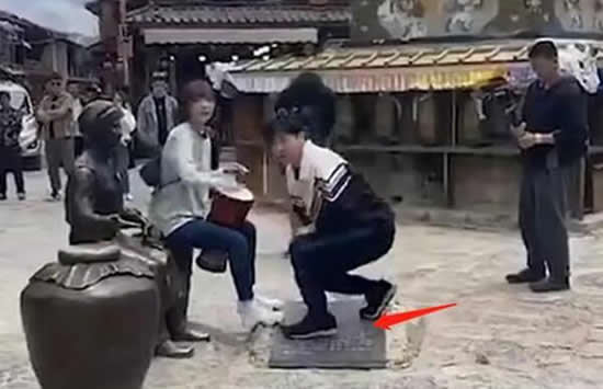 郭京飞王珞丹坐雕塑踩石碑 究竟是素质低还是网友小题