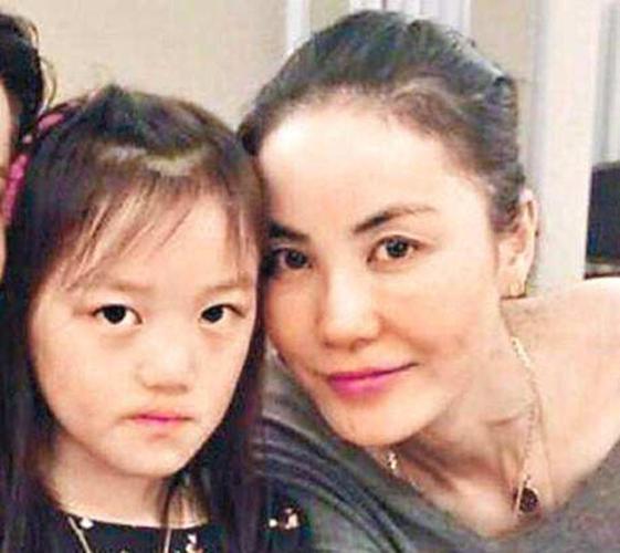 李亚鹏一家温馨聚会,与李嫣窦靖童亲密热聊,未见小18岁女友身影