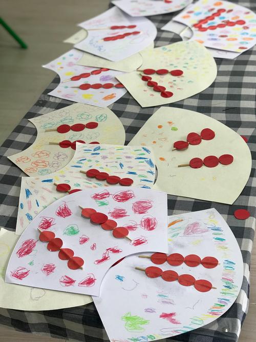 《冰糖葫芦》,我们此次课是结合了手工粘贴制作冰糖葫芦和油画棒配色