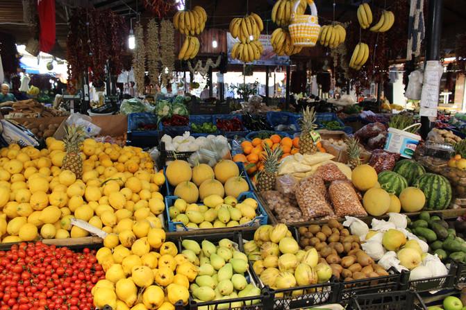 先是看到水果摊位,再往里面走,就是鱼市场