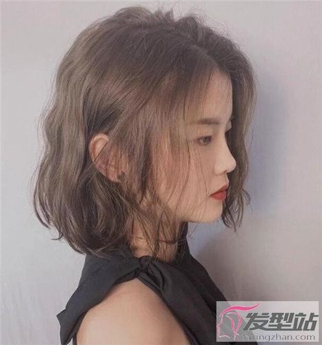 高人气女生短烫发 内扣外翘清新文艺_发型站_最新流行