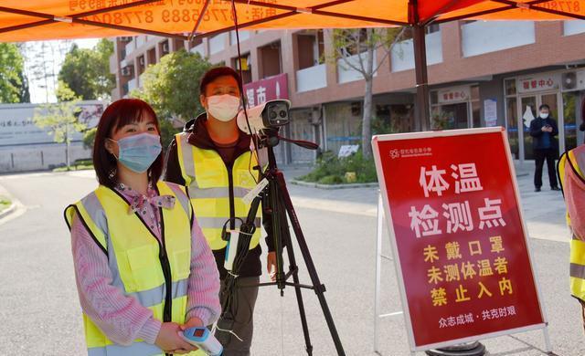 仙居中学在校门口设置体温检测点.