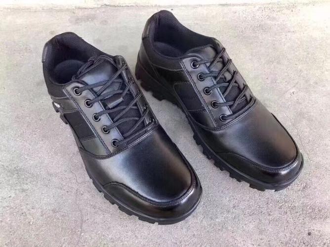 公安民警执勤鞋,统一售价260元.融合了皮鞋和战训鞋的