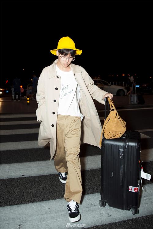 韩火火出发米兰时装周 暖色系机场look展搭配小心机