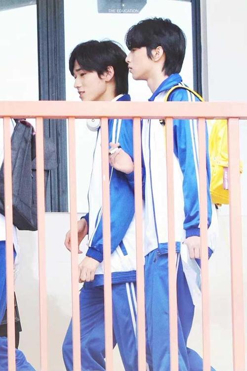 宋亚轩刘耀文合体录制萌探探探案校服造型彰显青春元气