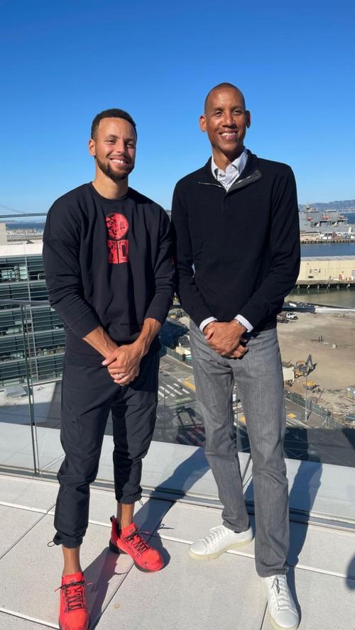 雷吉米勒晒合照透露自己邀请库里录制访谈节目