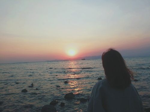 想要 跟你去海边 看夕阳海边 夕阳 背影
