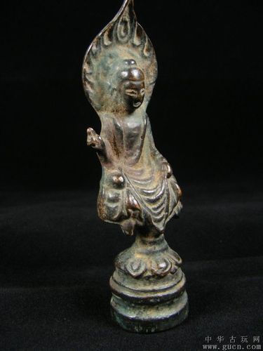 唐代时期.出土的带莲花底座背光的铜佛像一尊