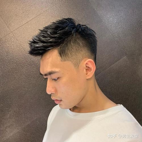 很多年轻的男生都比较喜欢去尝试,除了造型比较减龄之外,还可以很好地