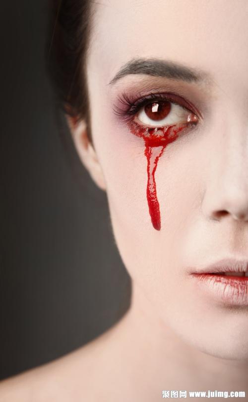 眼睛流血的女人