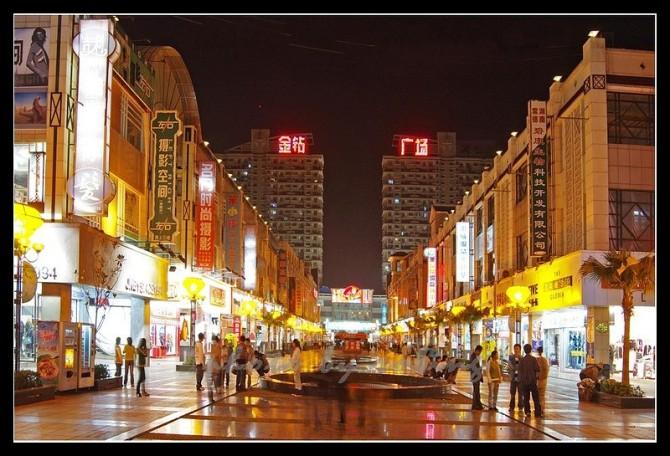 [img]   武陵阁广场---商业繁华中心