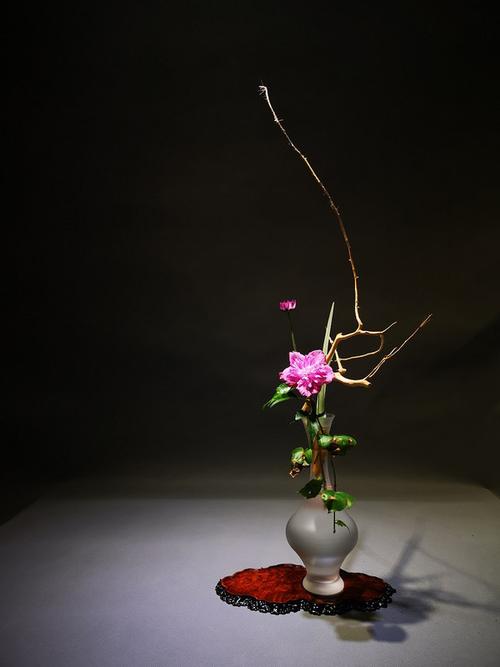 泡不同茶类的茶席该如何插花,钻研花道15年的插花大咖为你一一详解!