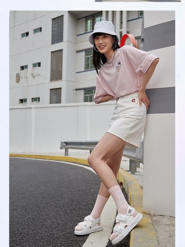 我看了很多白色的买家秀,穿袜子配凉鞋好好看!