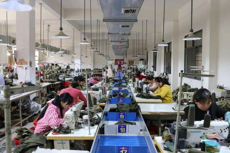 黄土岗镇大河背社区的合兴制衣厂"扶贫车间"