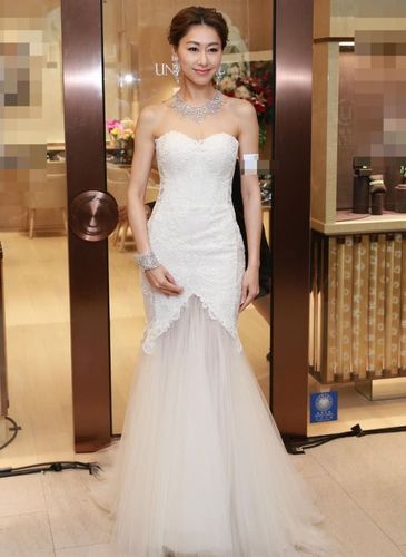 37岁胡定欣穿婚纱礼服亮相,仿若20岁待嫁少女,着实美翻我了