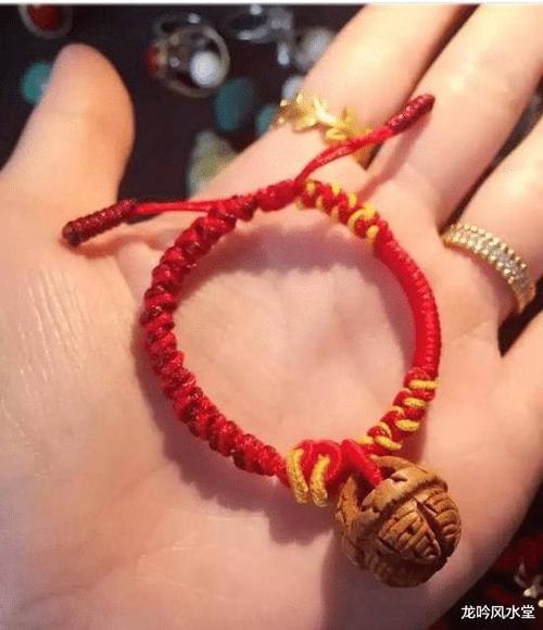 所以如果单身人士在房间里挂一根红绳或在枕头下放一根红绳,自然可以