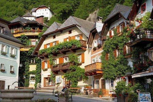 1/ 12 奥地利有很多童话小镇,官方能称得上"最美"的只有哈尔施塔特.