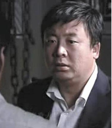 他出演《潜伏》走红,却因演技太好被认出,上演现实版