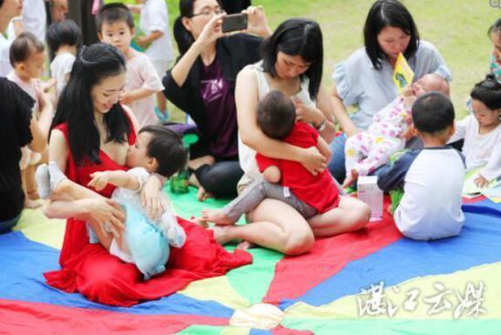 湛江首现母乳快闪 20多位妈妈席地而坐掀衣喂乳(图)