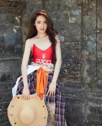 黑色连体泳衣       牛仔裤      jolin和郭碧婷最近也是泳衣外