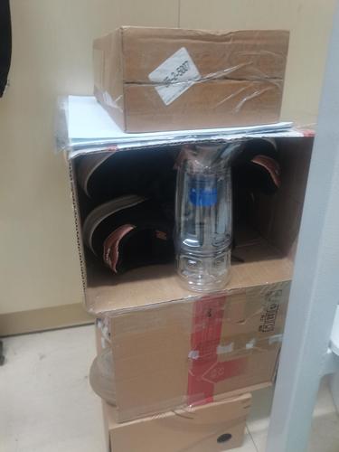 借舍友的透明胶带固定了一下,又剪了几个矿泉水瓶做硬支撑,就是稳定性