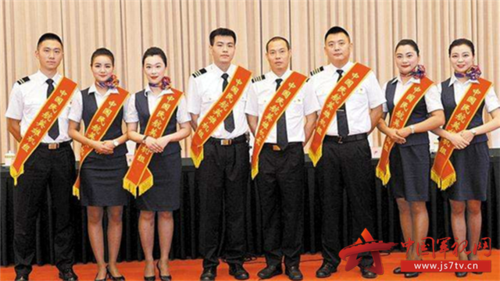 川航3u8633航班机组被授予"中国民航英雄机组"