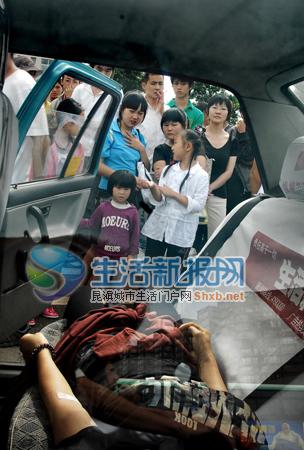 这名女子最终抢救无效死在了出租车里 实习记者 董玖永 摄