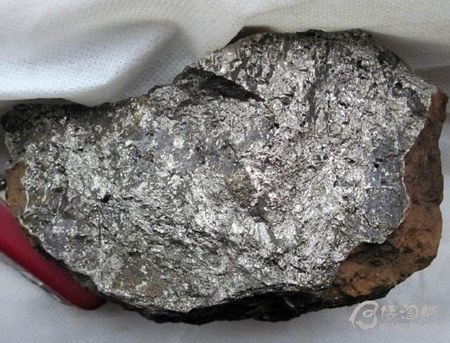 常被人误认为是陨石的角银矿石