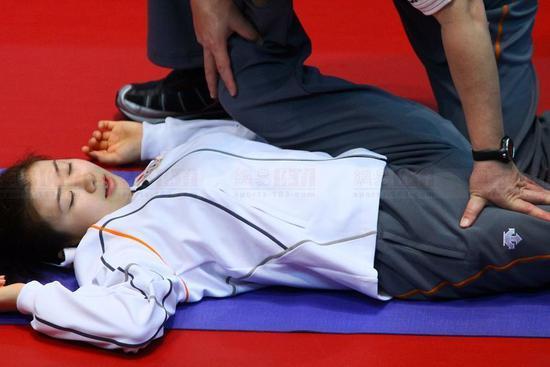 陈梦拉伸照酷似福原爱引热议 队医解读:常规操作