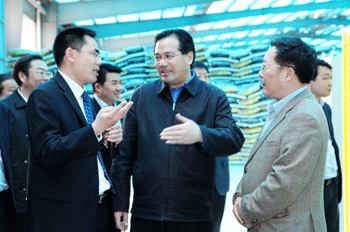 马旭明(中)听取李英龙汇报工作,右一为郑廷贵.