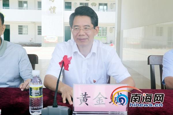 南海网通讯员 陈家漠 摄"陈省来夫妇十多年来把自己的退休金捐给贫困