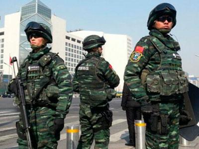 高清:武警"雪豹突击队"英姿飒爽保两会