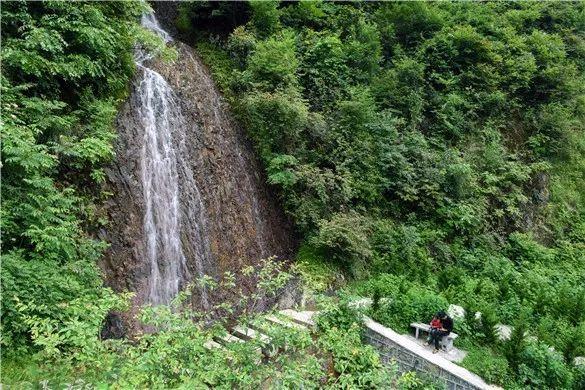 镇雄小山峡 镇雄中屯乡小山峡是一处天然形成的河湾,碧绿的河水平滑