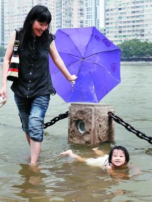 一个小女孩俨然把珠江当成了游泳池.