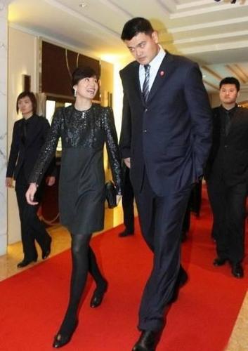 姚明身高2米26体重近400斤,叶莉:嫁给他很幸福,但压力