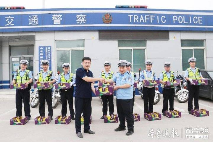 "最甜西瓜送给最美交警"大热天村民拉着一车西瓜走进聊城交警队