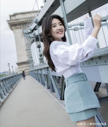 梁洁不仅古典造型非常惊艳,就连她的现代装也超级好看,尤其是接下来