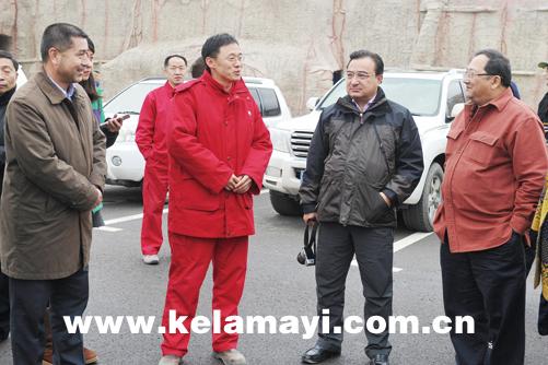 木·艾则孜(左一)等领导陪同下考察魔鬼城景区及风城油田的开发情况