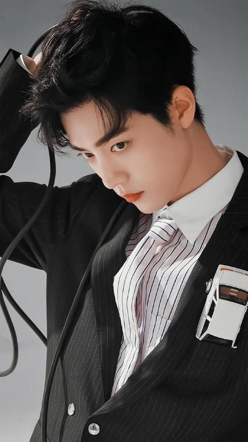 肖战时尚图集,年轻中透露一丝痞帅,你最喜欢哪张?