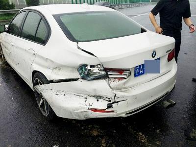 侥幸开宝马却撞上护栏 竟编故事骗交警 揭穿后车被扣(组图)宝马车被撞