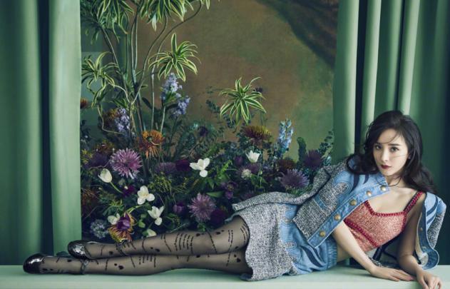 杨幂穿"下身失踪"造型,将丝袜搭出新花样,美腿细到不用p