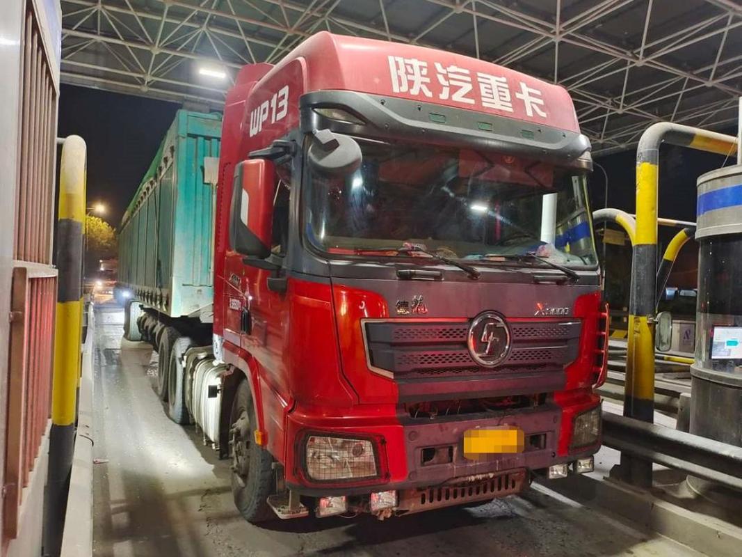 一辆百吨王被交警锁定丨铁拳2021