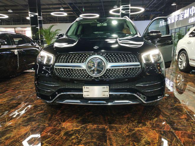 奔驰gle350外观造型新颖,满天星闪钻式的进气格栅别具一格,新款led