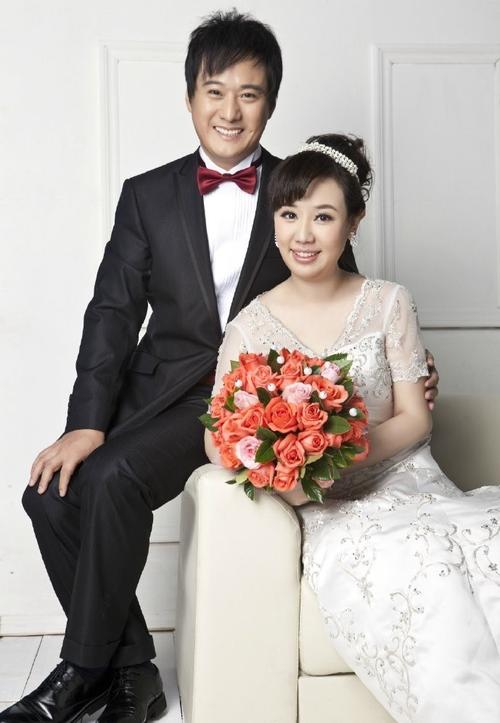 童星关凌晒婚纱照和全家福庆祝结婚十周年