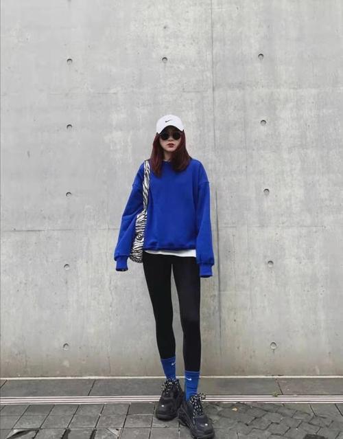 蓝色卫衣配什么颜色裤子好看