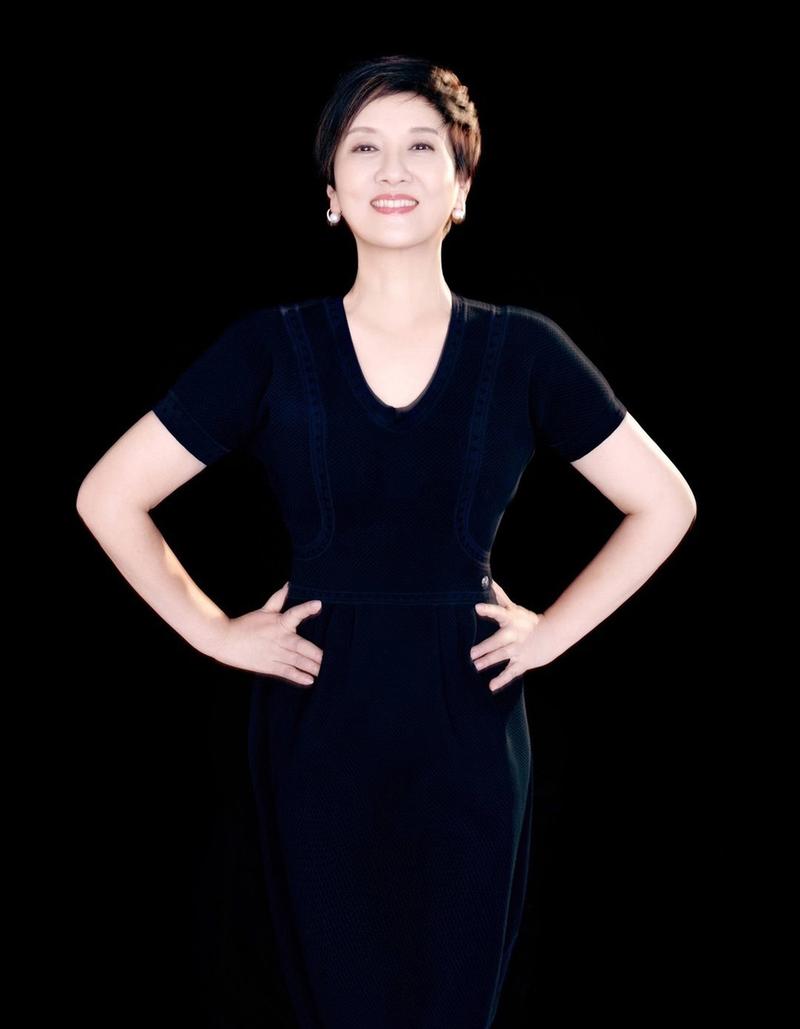 简介:邓婕黑色v领裙短发精神干练写真图片,分享一组邓婕图片给大家,图