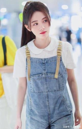 看穿上背带裤的鞠婧祎,再扎上马尾,一下从25岁倒退成18岁!