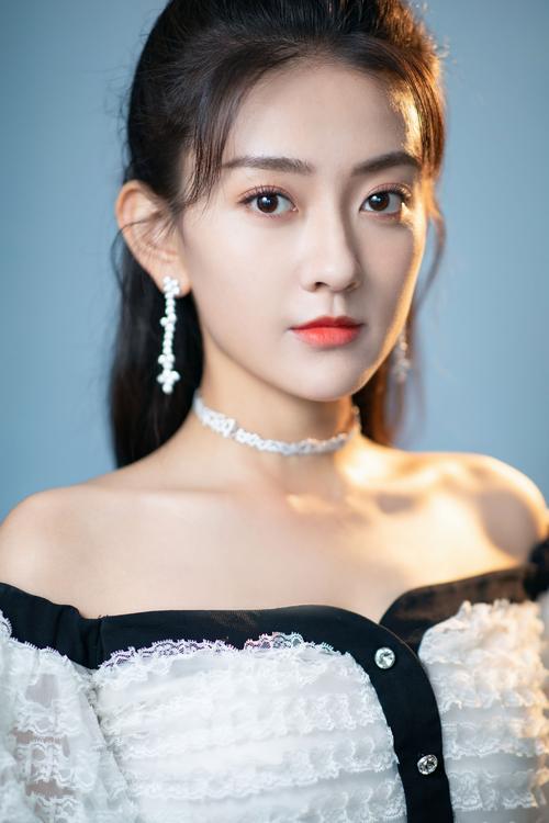 梁洁可爱风公主裙甜美亮相大众电影百花奖闭幕式